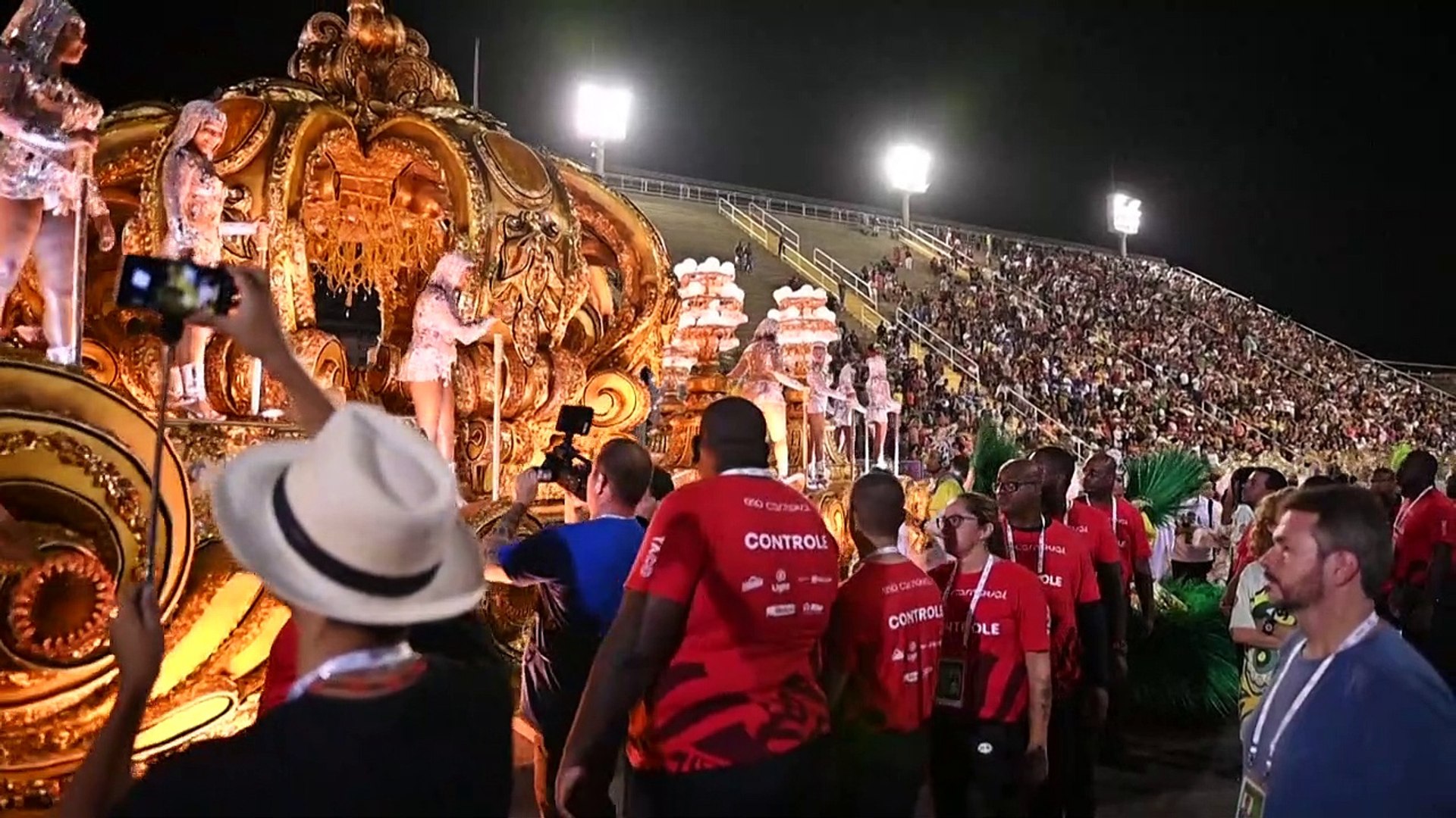 Volta dos desfiles no Rio emociona foliões