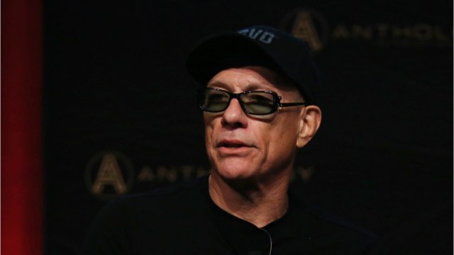 VOICI - Jean-Claude Van Damme : l'acteur visé par une plainte pour atteinte à la pudeur