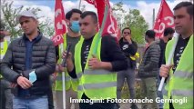 Campi Bisenzio, la manifestazione per i lavoratori licenziati perché avevano chiesto la Pasquetta libera
