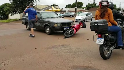 Colisão entre carro e moto deixa via interditada e trânsito lento no Santa Cruz