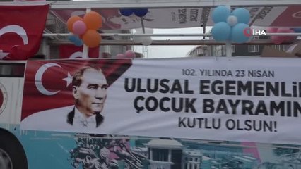 23 Nisan'da çocuklara şeker, balon ve renkli maskeler dağıtıldı