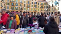 La presidenta balear, Francina Armengol, durante su visita a las paradas del Día del Libro