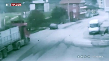 Park halindeyken freni boşalan tır dükkana girdi