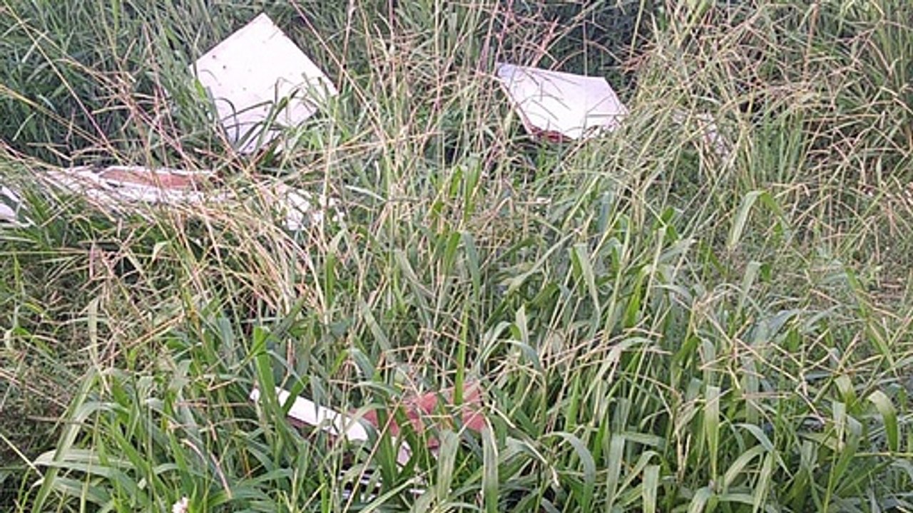 Morador flagra carro deixando entulhos em terreno baldio