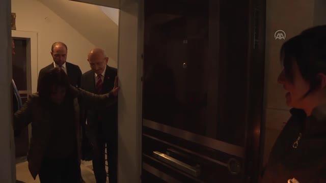 Kılıçdaroğlu, borcu nedeniyle evinin elektriği kesilen aileyi ziyaret etti