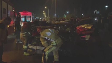 Kartal Sahil Yolu'nda beş aracın karıştığı kazada maddi hasar oluştu