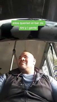 Juan José Morales le pasa música a los niños del transporte escolar