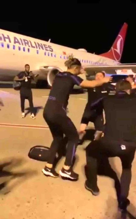 Havalimanında kolbastı oynayan Trabzonsporlu futbolcular renkli görüntüler oluşturdu