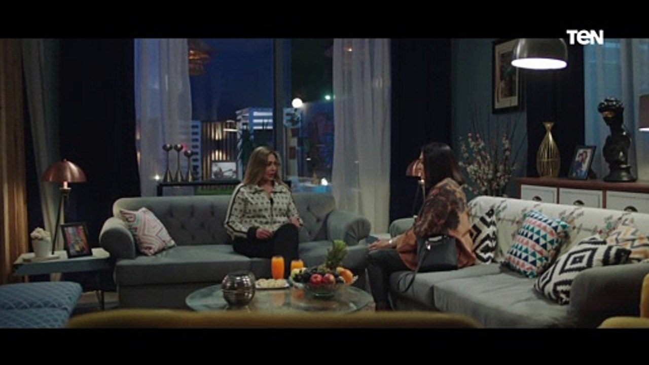 إزاي ممكن يبقى حد عينه في عينك وعامل قلبه عليك وهو نفسه يدمرك كده