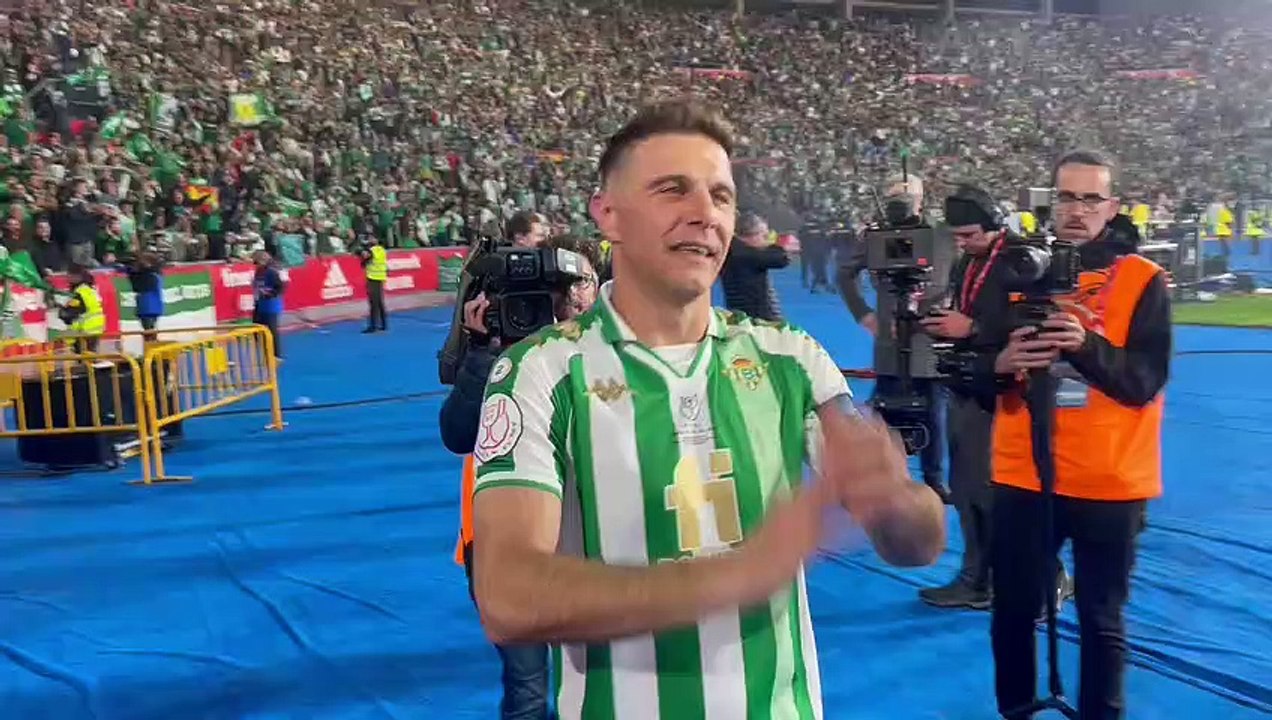 Joaquín celebra la Copa del Rey tras el Betis-Valencia