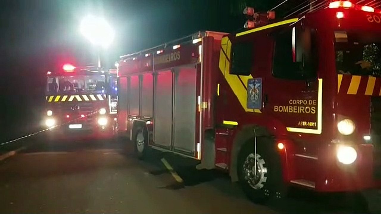 Duas casas são destruídas por incêndio no Bairro Santa Felicidade, em Cascavel