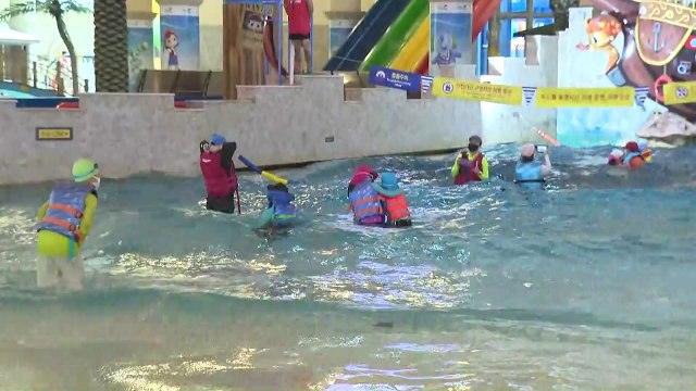 '일상회복' 실내 물놀이 시설도 인파 몰려... 아직 조심조심 / YTN