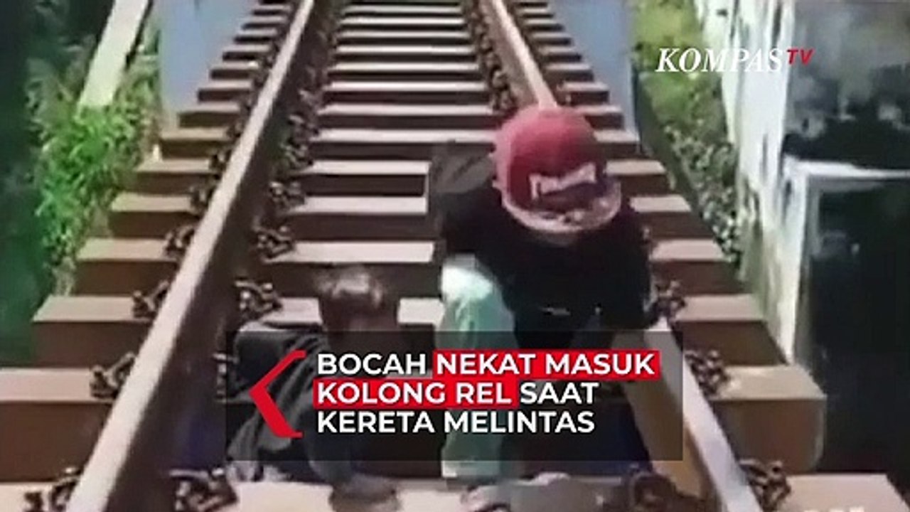 Viral! Detik-detik Aksi Bocah Nekat Masuk Kolong Jembatan Rel saat Kereta Melintas