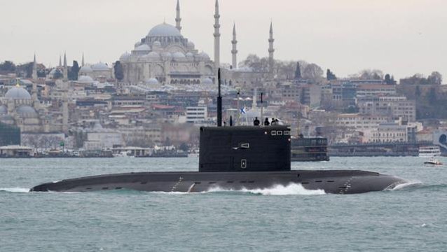 İngilizler provokasyon peşinde! Rus denizaltısının fotoğrafıyla Türkiye'yi taraf gibi göstermeye çalıştılar