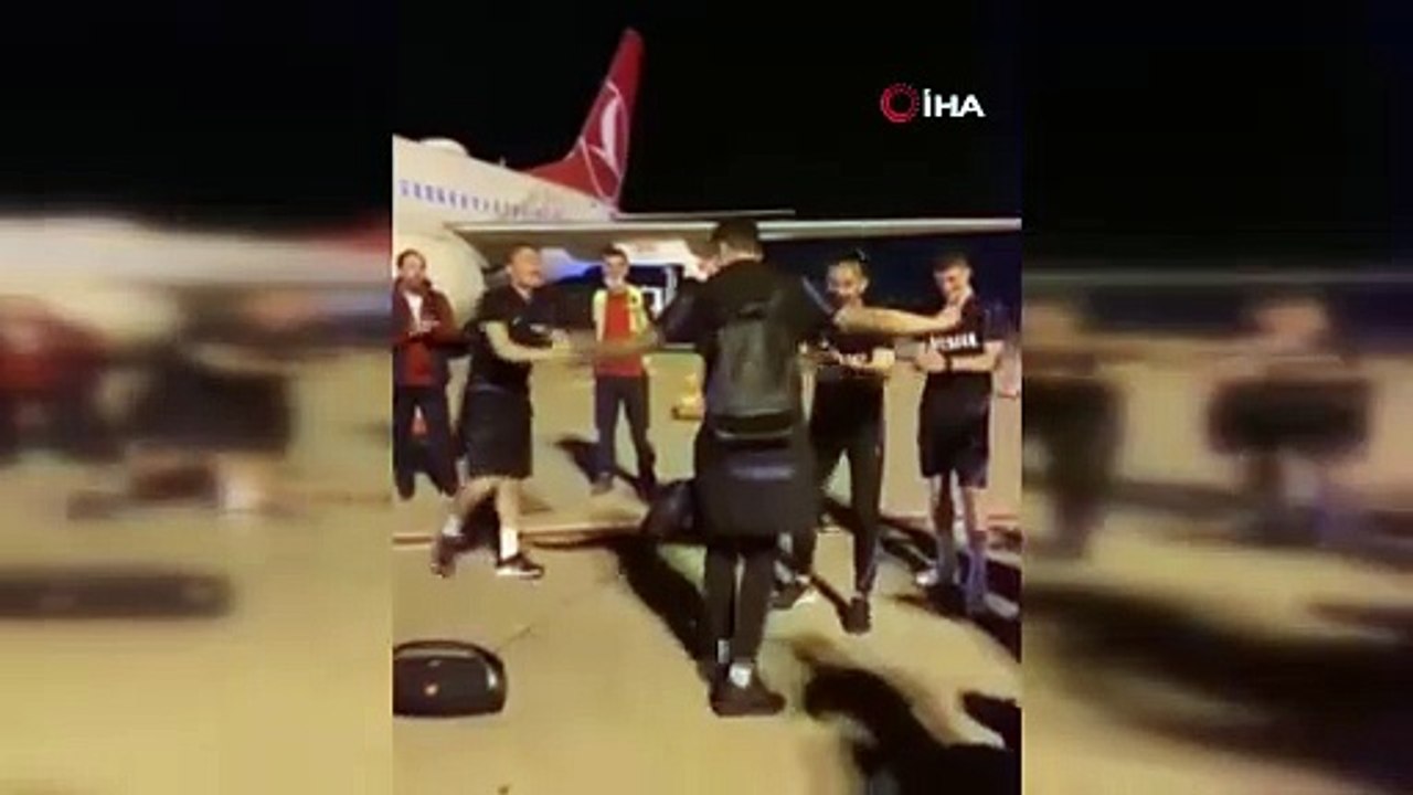 Havalimanında kolbastı oynayan Trabzonsporlu futbolcular renkli görüntüler oluşturdu