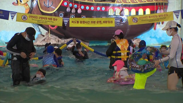 거리두기 해제 첫 휴일...도심 봄 나들이객 '북적' / YTN