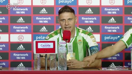 La emoción de Joaquín en sala de prensa y el gesto inmediato de consuelo de Borja Iglesias