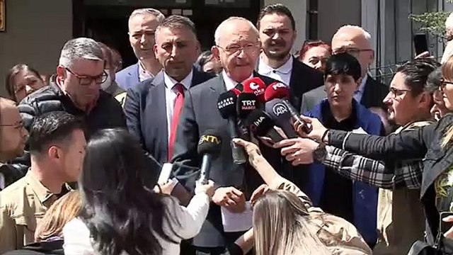 Kılıçdaroğlu, elektriği kesilen aileyi ziyaret etti: Bir kişi karanlıkta kalıyorsa hiçbirimiz aydınlıkta değiliz