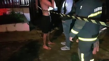 Homem que teve residência incendiada no Periolo é socorrido pelo Siate