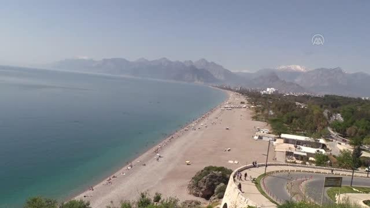 Antalya sahillerinde yoğunluk yaşandı
