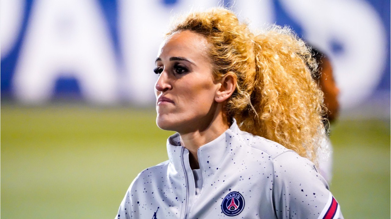 VOICI : Kheira Hamraoui : la footballeuse au coeur d'une nouvelle altercation avec ses coéquipières à l'entrainement