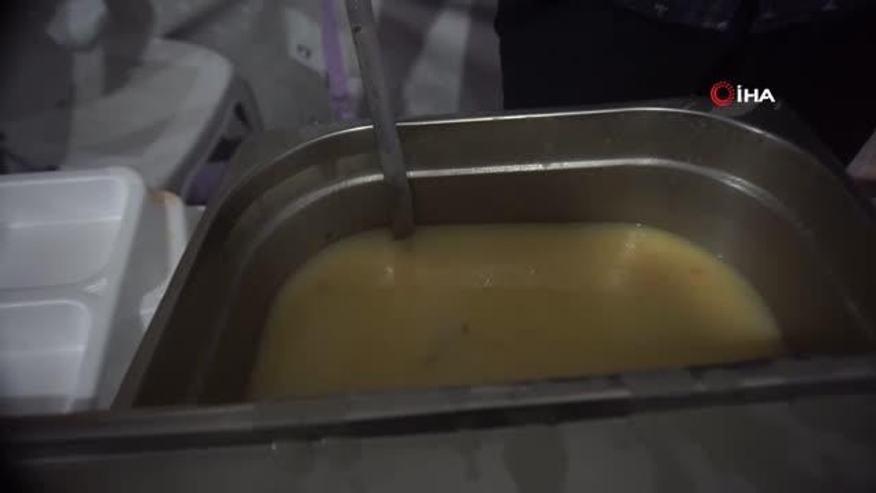 Ayvansaray'da 18 yıllık iftar geleneği: MHP iftar çadırı