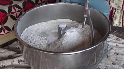 TÜRKİYE'NİN EKMEK KÜLTÜRÜ - "Piynar" odunu geleneksel Kula ekmeğine lezzet katıyor