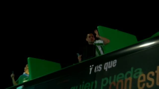 Así celebró el Betis con su afición la victoria en la Copa en una discoteca de Sevilla