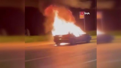 Arnavutköy'de park halindeki otomobil alev topuna döndü