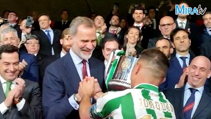 Así levanta Joaquín la Copa del Rey de manos de Felipe VI en Sevilla