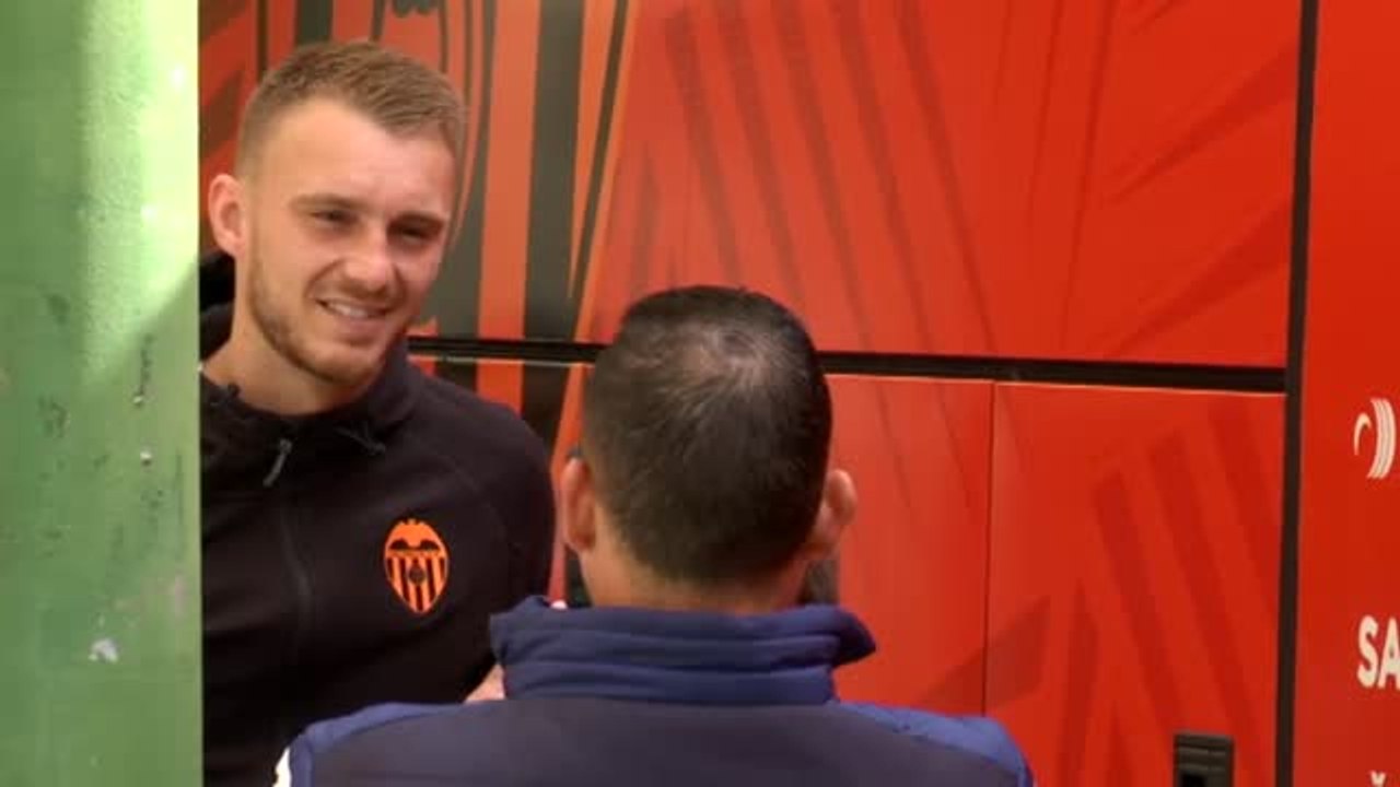 Caras largas de los jugadores del Valencia al abandonar Sevilla tras perder la Copa del Rey