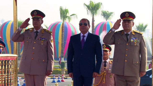 الرئيس عبدالفتاح السيسى يضع إكليلا من الزهور على النصب التذكارى لشهداء القوات المسلحة بمدينة نصر