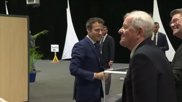 Macron y Le Pen acuden a votar en unos comicios marcados por el fantasma de la abstención