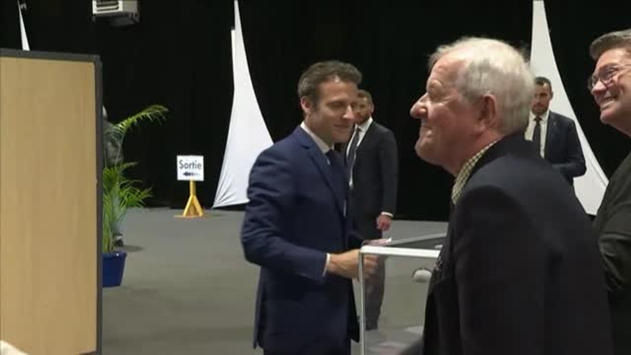 Macron y Le Pen acuden a votar en unos comicios marcados por el fantasma de la abstención