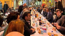 Beyoğlu'nda sofralar kuruldu, sokak iftarına bine yakın vatandaş katıldı