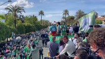 Autobús descapotable del Betis por las calles de Sevilla