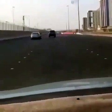 Ce débile tente de sortir de sa voiture en route pour s'en prendre à un autre conducteur et se rate