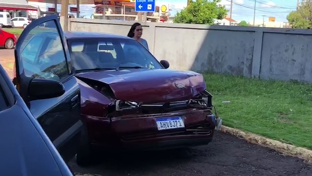 Gestante fica ferida após colisão entre carros na Avenida Carlos Gomes