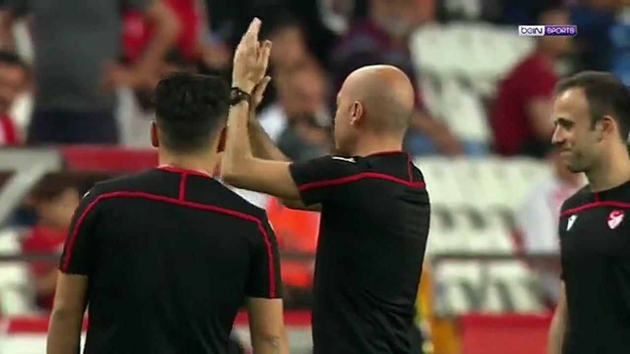 Cüneyt Çakır alkışlarla geri döndü