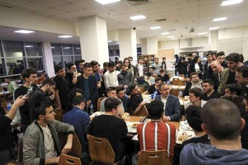 Bakan Kasapoğlu ve Türev Şef'ten öğrencilere "Anne Yemeği" sürprizi