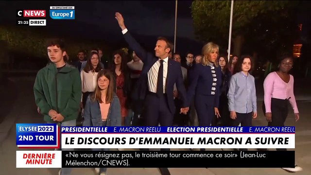 Présidentielle : Regardez l'arrivée d'Emmanuel Macron sur le Champ-de-Mars en compagnie de Brigitte Macron mais également de plusieurs enfants contrairement à il y a 5 ans où il était arrivé seul