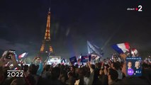 Arrivée d'Emmanuel Macron sur le Champ-de-Mars à Paris avec son épouse Brigitte Macron, le soir de la victoire de sa réélection aux présidentielles. Le couple est entourée d'enfants de militants et bénévoles.