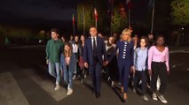 Francia, Macron sotto la Torre Eiffel: marcia trionfale con Brigitte sulle note dell'Inno alla Gioia