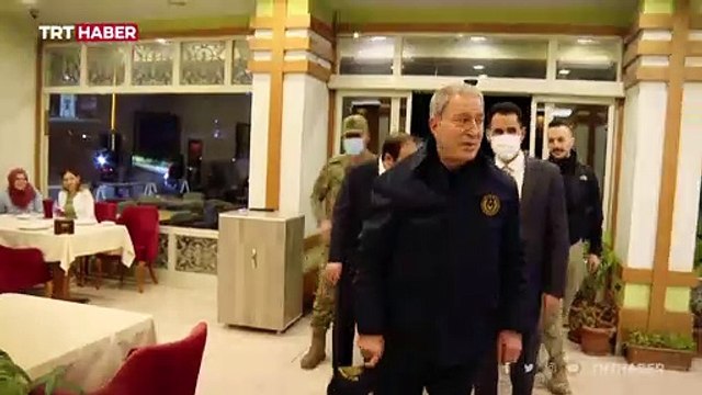 Bakan Akar Irak sınırının sıfır noktasında iftar yaptı