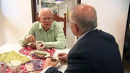 PM and Deputy Labor leader attend Anzac dawn service in Darwin