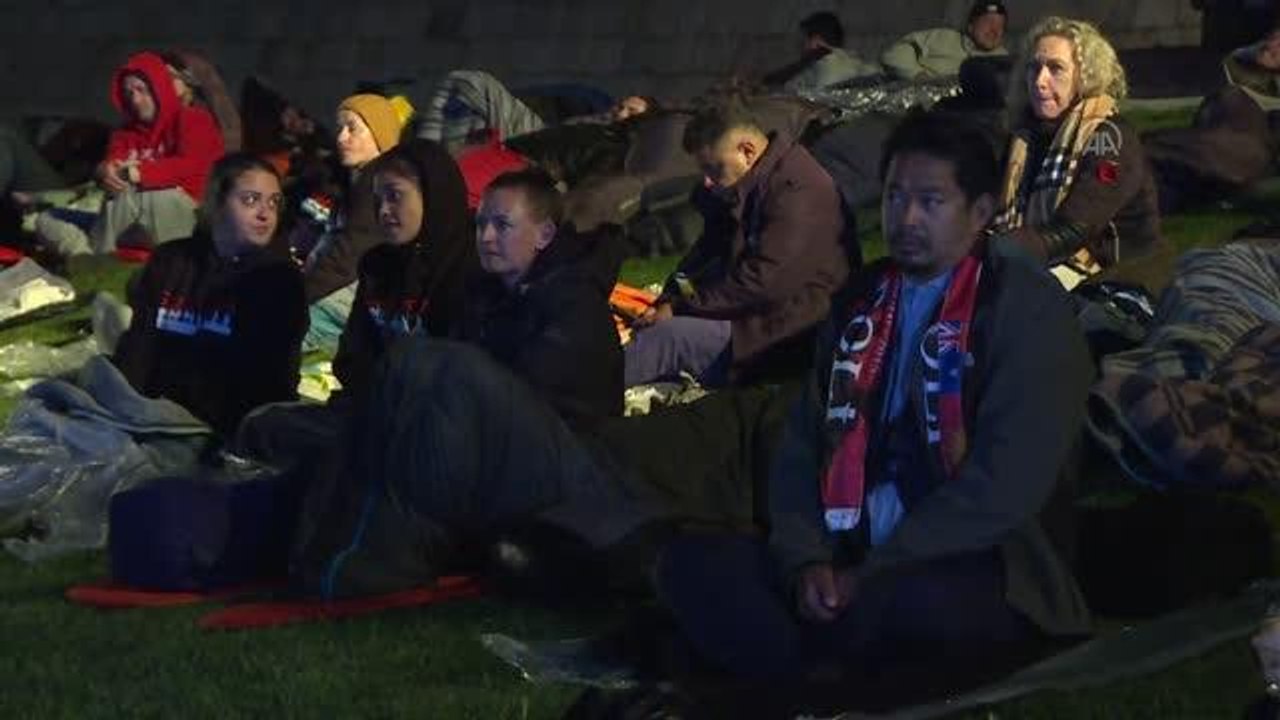 ÇANAKKALE  - Avustralya ve Yeni Zelandalılar geleneksel "Şafak Ayini" için Anzak Koyu'na geldi