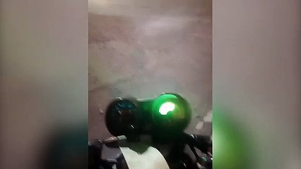 "Motoboy" cobra limpeza na Rua Manoel Ribas antes que algum motociclista sofra queda