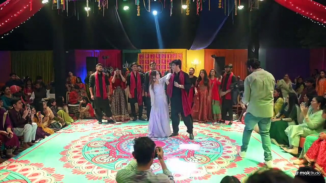 हुआ छोकरा जवान पे इस भाभी का डांस देख के बूढ़े भी जवान हो गए।  महिला संगीत कार्यक्रम