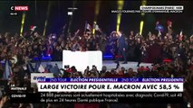 Présidentielle : regardez l arrivée d emmanuel macron sur le champ-de-mars en compagnie de brigitte macron mais également de plusieurs enfants contrairement à il y a 5 ans où il était arrivé seul