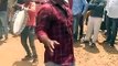 கிராமத்தில் நடைபெற்ற ஒரு விழாவில் அடிக்கும் மேளத்திற்கு ஏற்ப ஒருவர் வித்தியாசமாக மார்ச் பாஸ்ட்